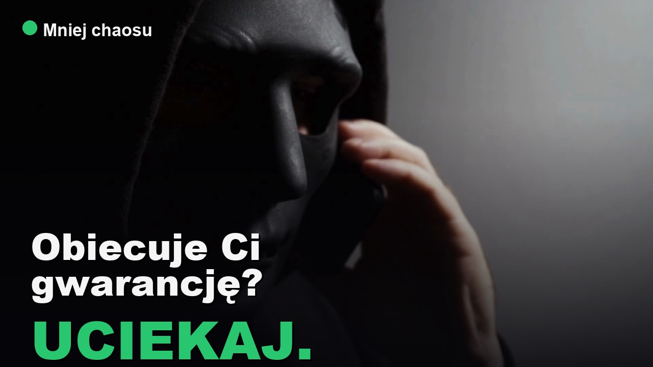 Zamaskowana postać w kapturze rozmawia przez telefon - gwarancja w marketingu jako czerwona flaga i sygnał naciągacza